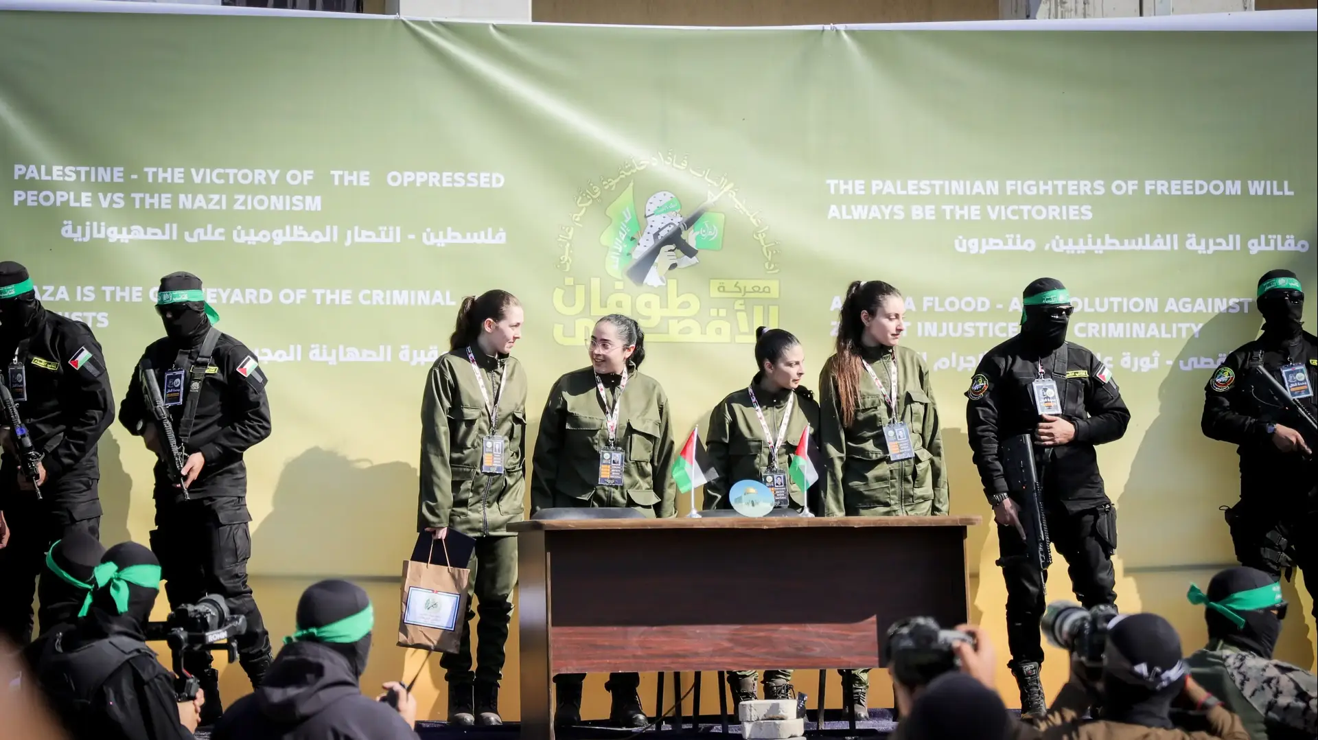 ארבע החטופות על הבמה ברצועת עזה ארבע החטופות על הבמה ברצועת עזה