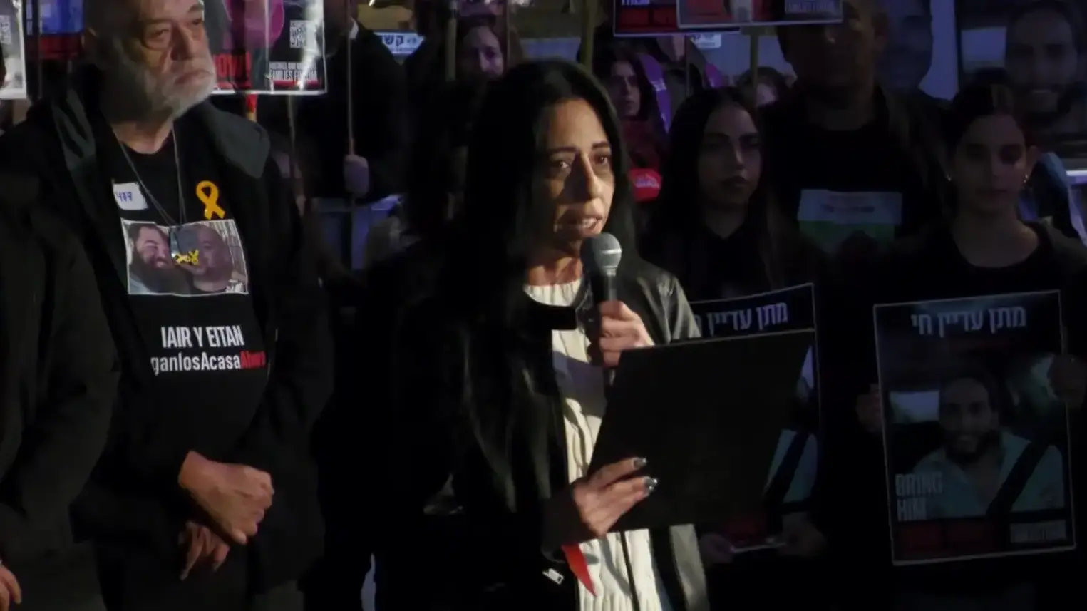 עינב צנגאוקר בהצהרת משפחות בחטופים, כיכר החטופים, 25 בינואר 2025 עינב צנגאוקר בהצהרת משפחות בחטופים, כיכר החטופים, 25 בינואר 2025