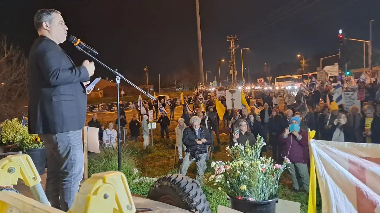 יו״ר לשכת עורכי הדין בישראל, עו״ד עמית בכר בהפגנה להדיפת ההפיכה המשטרית, צומת כרכור, 25 בינואר 2025 יו״ר לשכת עורכי הדין בישראל, עו״ד עמית בכר בהפגנה להדיפת ההפיכה המשטרית, צומת כרכור, 25 בינואר 2025