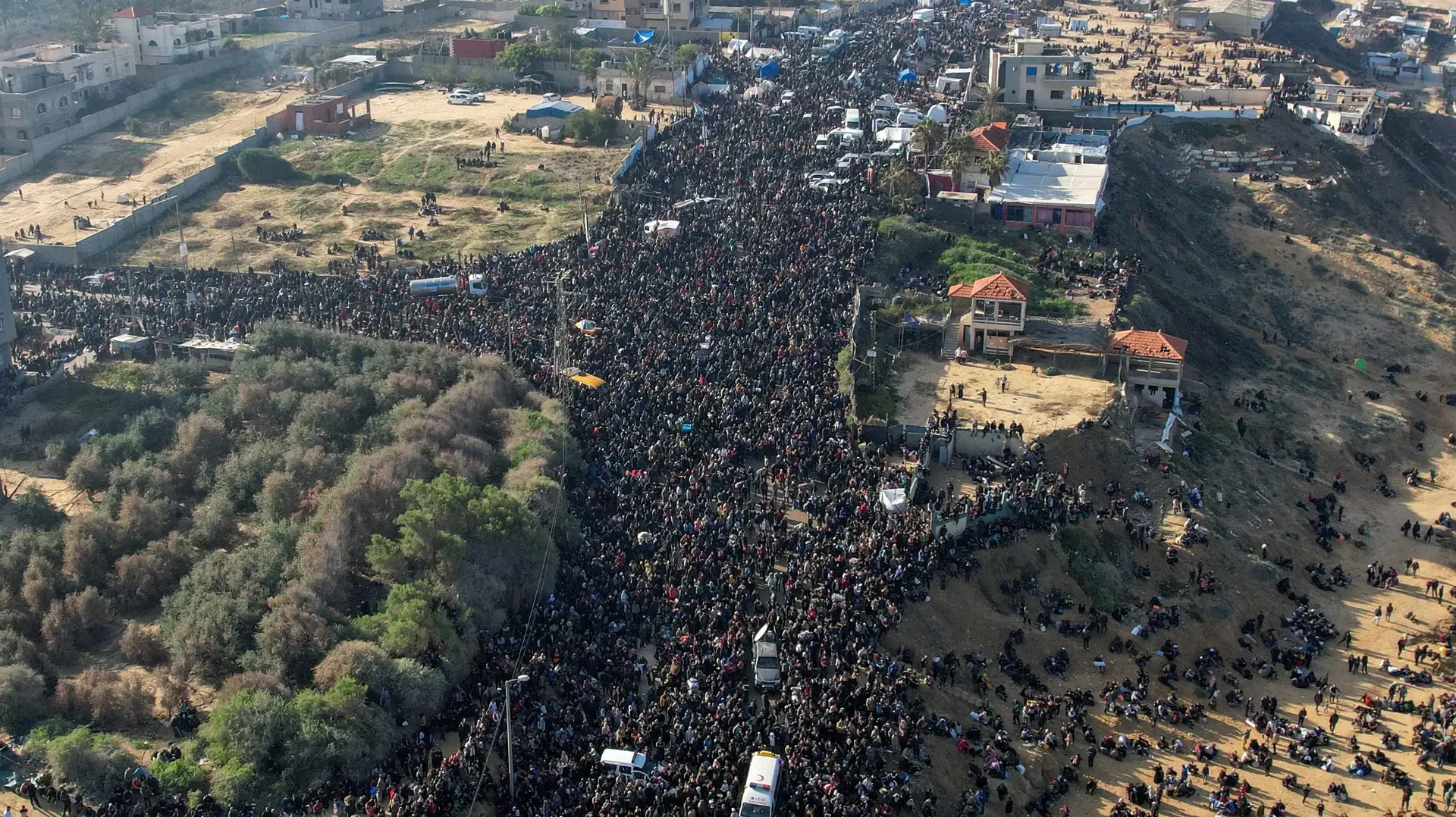 המוני אנשים בעזה חוזרים לצפון הרצועה. 26 בינבואר 2025 המוני אנשים בעזה חוזרים לצפון הרצועה. 26 בינבואר 2025