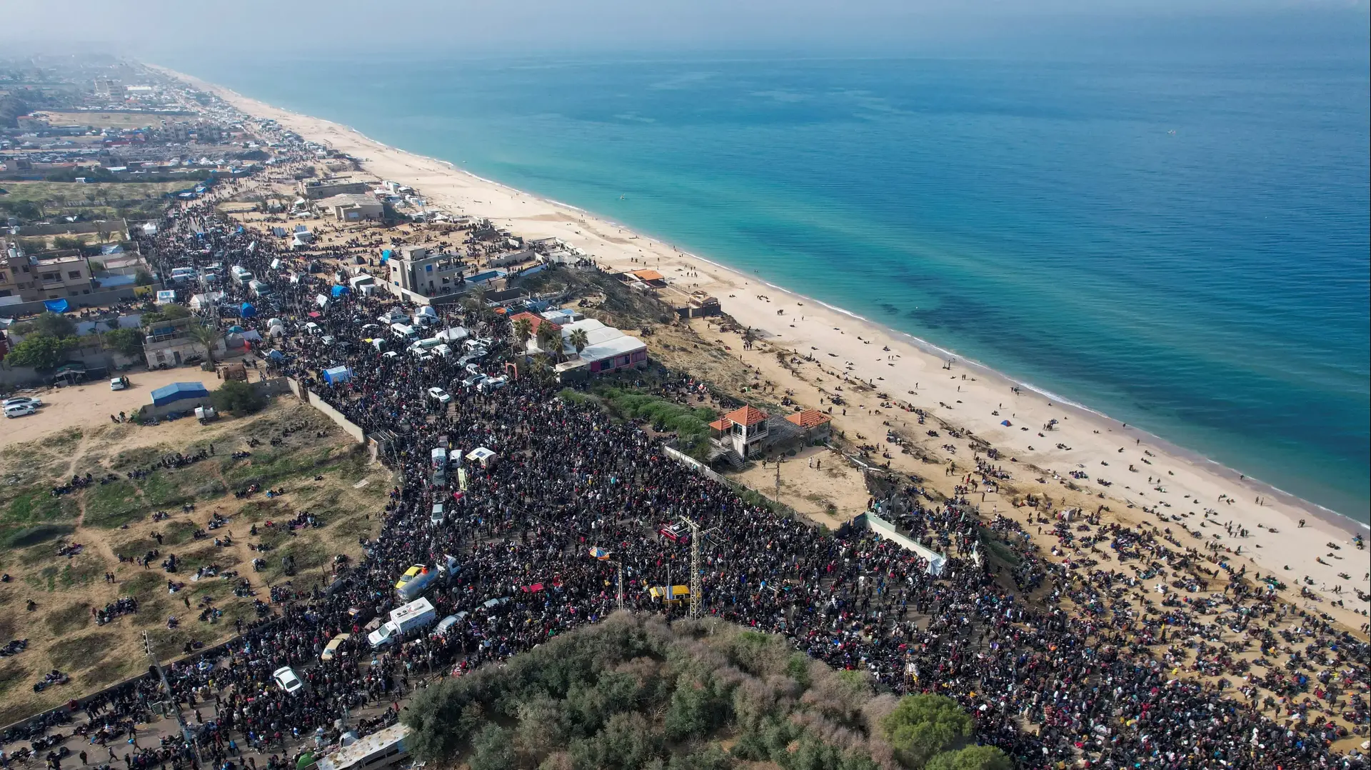 פלסטינים ממתינים שיתנו להם לחזור לבתיהם, רצועת עזה, 26 בינואר 2025 פלסטינים ממתינים שיתנו להם לחזור לבתיהם, רצועת עזה, 26 בינואר 2025