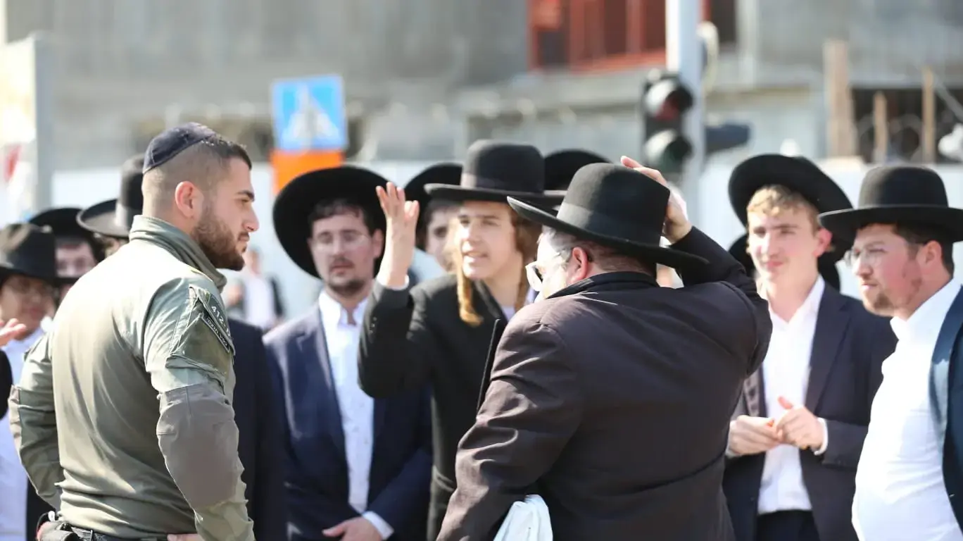 הפגנת הפלג הירושלמי נגד גיוס חרדים, תל השומר, 27 בינואר 2025 הפגנת הפלג הירושלמי נגד גיוס חרדים, תל השומר, 27 בינואר 2025