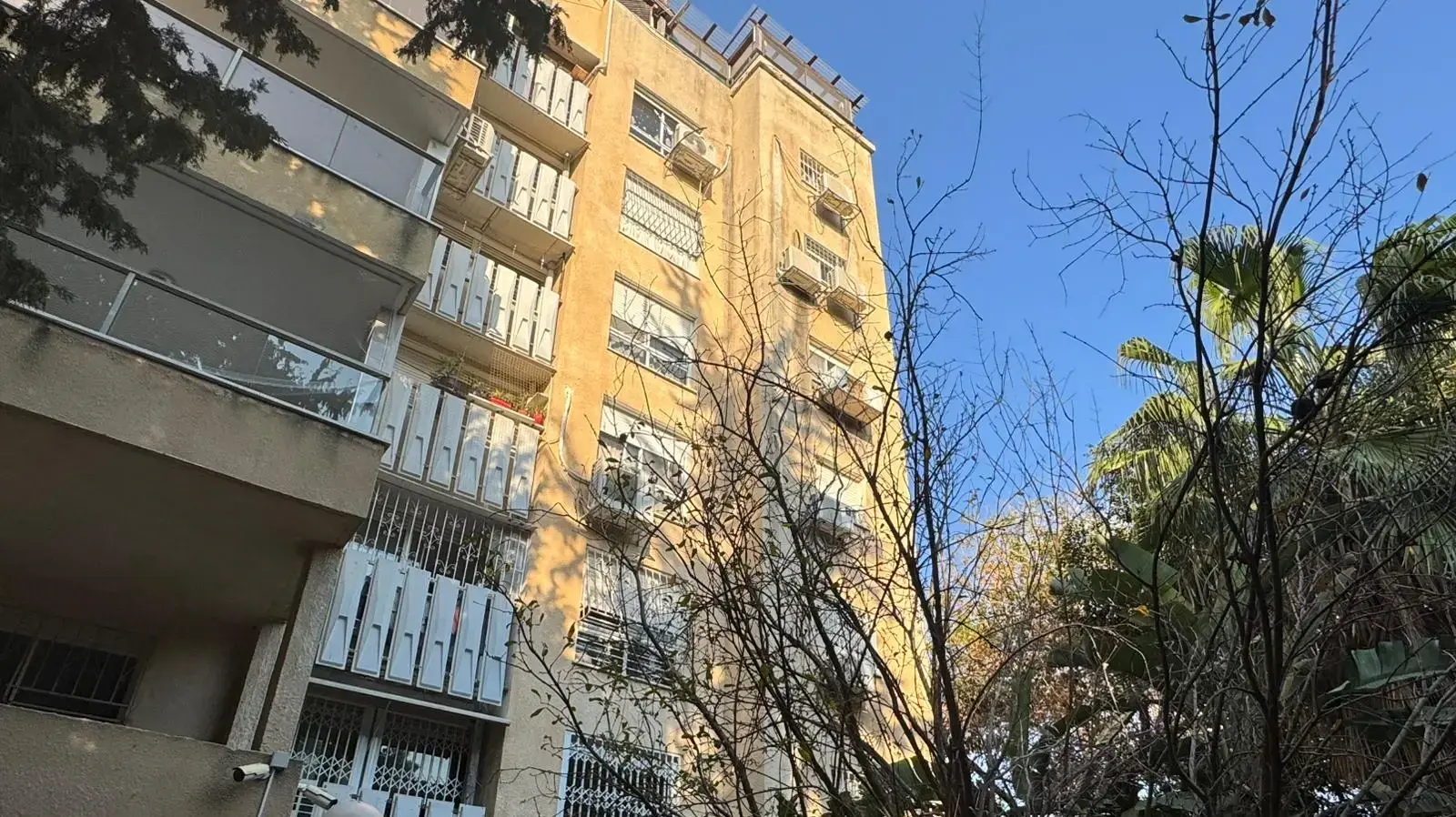 בפתח הבניין בו מתגוררת המשפחה בקרית ים מדברים לראשונה על החשדות הכבדים כנגד בנם גאורגי אנדרייב וחברו יורי אליאספוב. בפתח הבניין בו מתגוררת המשפחה בקרית ים מדברים לראשונה על החשדות הכבדים כנגד בנם גאורגי אנדרייב וחברו יורי אליאספוב.
