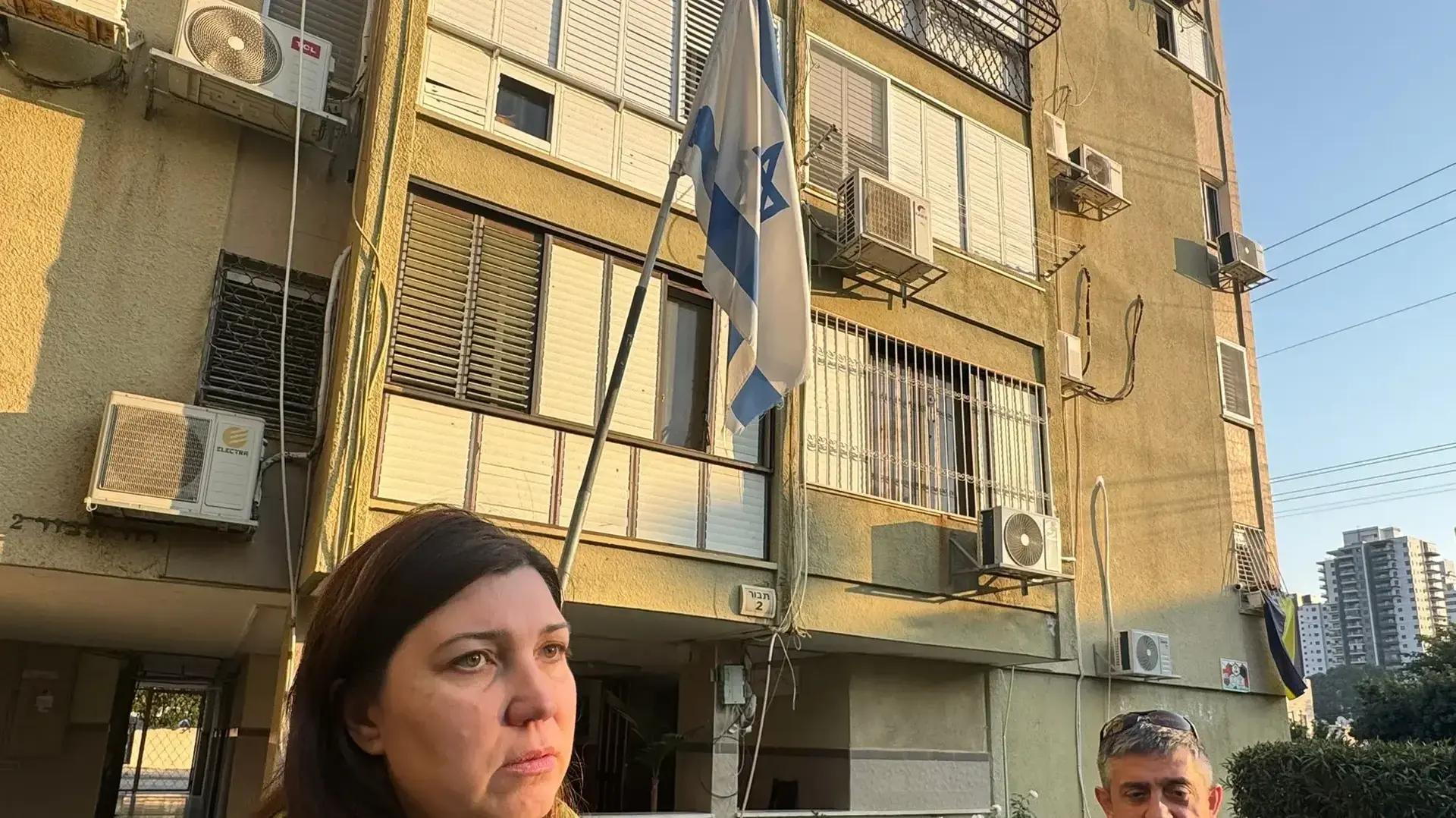 בפתח הבניין בו מתגוררת המשפחה בקרית ים מדברים לראשונה על החשדות הכבדים כנגד בנם גאורגי אנדרייב וחברו יורי אליאספוב. בפתח הבניין בו מתגוררת המשפחה בקרית ים מדברים לראשונה על החשדות הכבדים כנגד בנם גאורגי אנדרייב וחברו יורי אליאספוב.