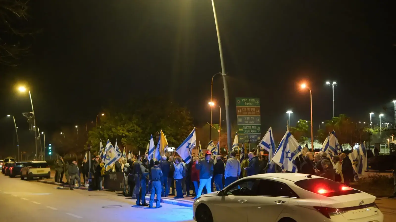 באים ללוין הביתה הפגנה בעקבות הועדה לבחירת שופטים, שדרות בן גוריון 124, מודיעין. 27 בינואר 2025 באים ללוין הביתה הפגנה בעקבות הועדה לבחירת שופטים, שדרות בן גוריון 124, מודיעין. 27 בינואר 2025