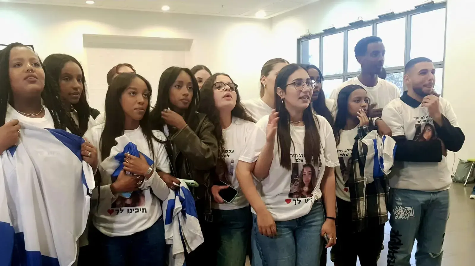 חבריה של אגם ברגר צופים ברגעי שחרורה, 30 בינואר 2025 חבריה של אגם ברגר צופים ברגעי שחרורה, 30 בינואר 2025