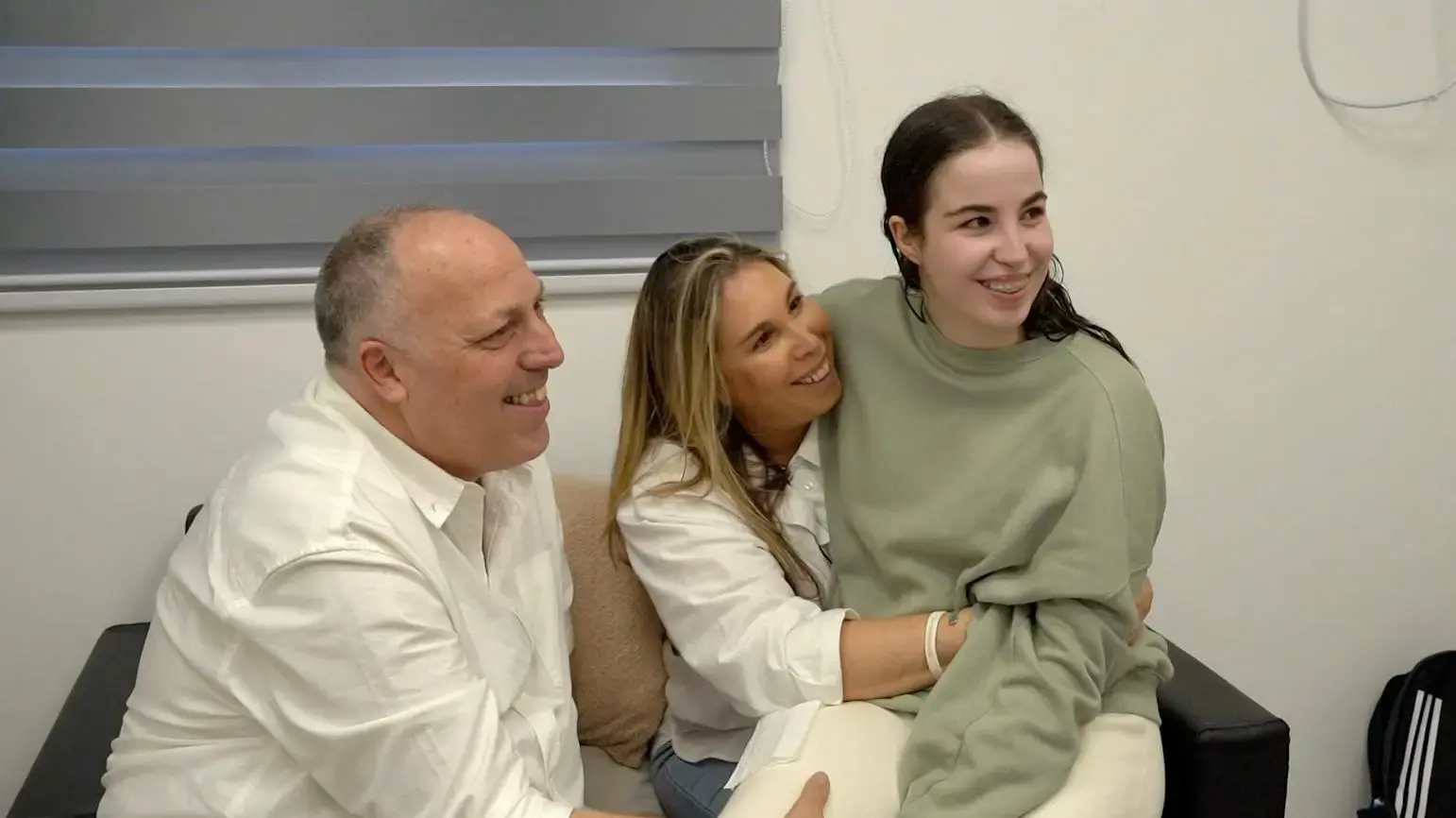 המפגש המרגש של אגם ברגר עם הוריה, בנקודת הקליטה הקדמית המפגש המרגש של אגם ברגר עם הוריה, בנקודת הקליטה הקדמית