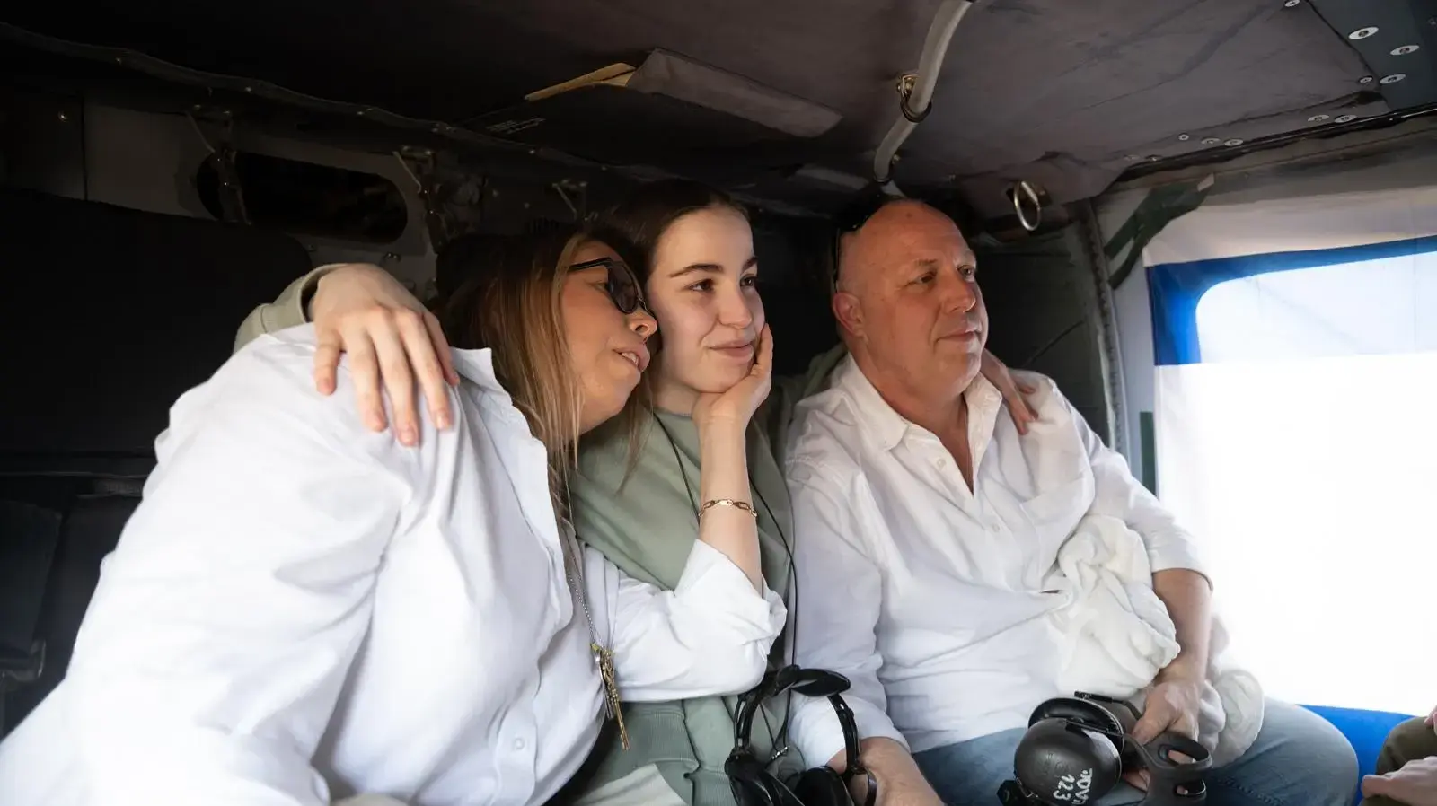 אגם ברגר עם הוריה במסוק בדרכם לבית החולים בילינסון אגם ברגר עם הוריה במסוק בדרכם לבית החולים בילינסון