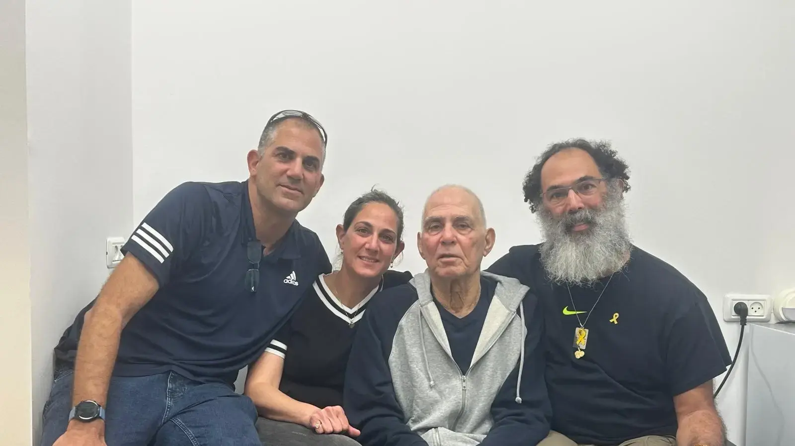 יאיר, מורן ועודד, ילדיו של גדי מוזס באיחוד מרגש לאחר 482 ימים יאיר, מורן ועודד, ילדיו של גדי מוזס באיחוד מרגש לאחר 482 ימים