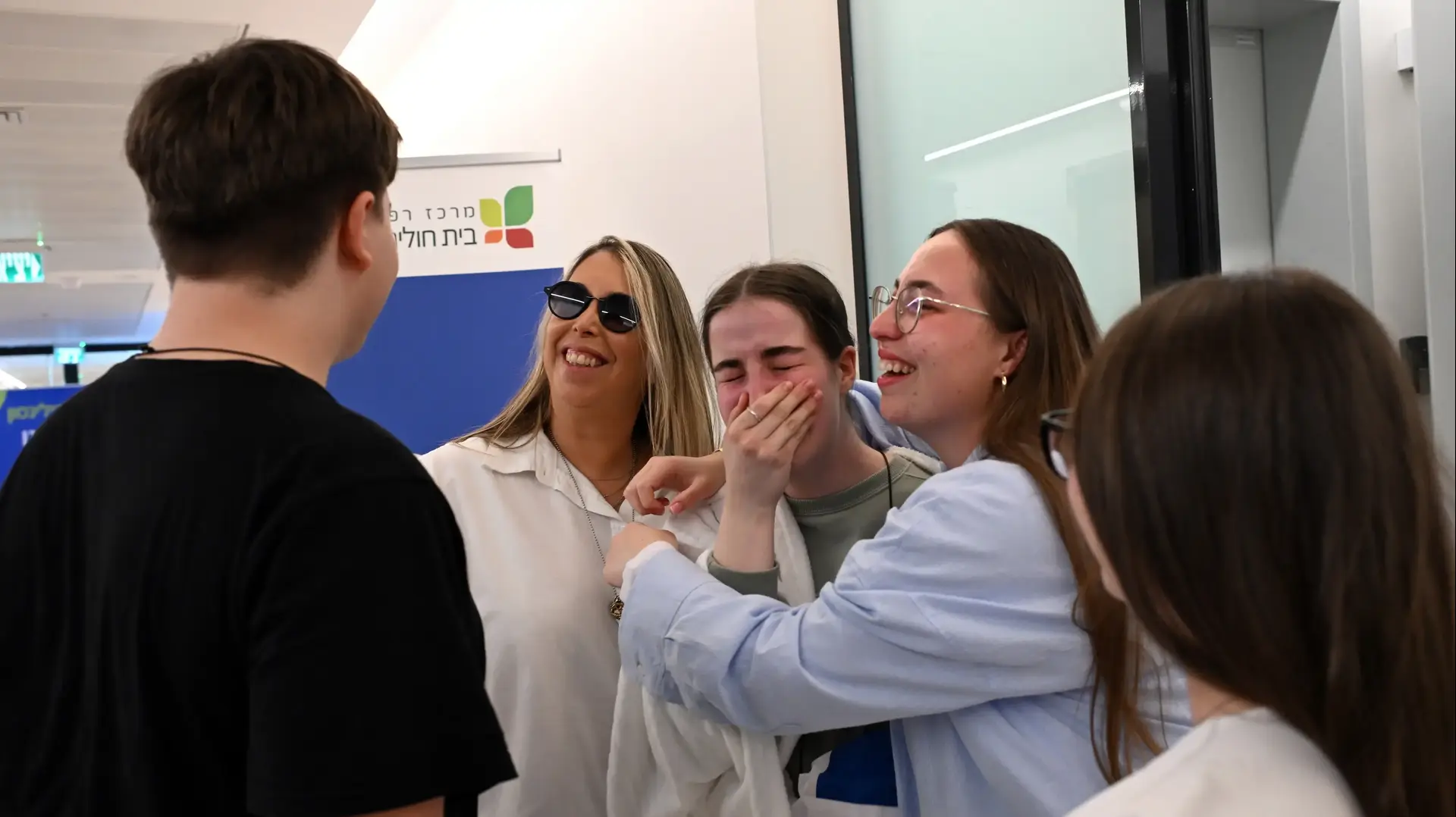 רגעי המפגש של אגם ברגר עם משפחתה רגעי המפגש של אגם ברגר עם משפחתה