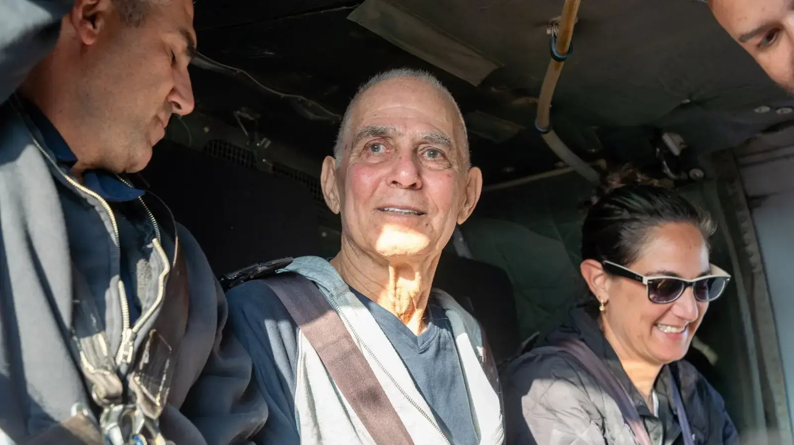 גדי מוזס במפגש עם ילדיו בנקודת הקליטה הראשונית ובדרכם לבית החולים