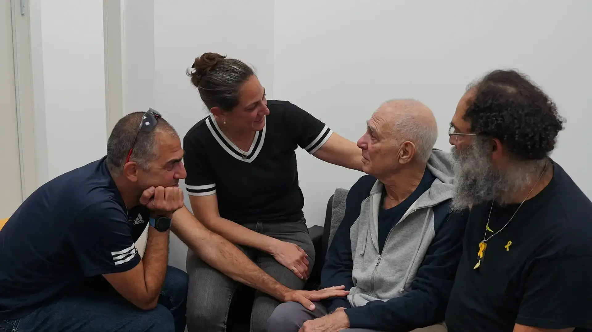 גדי מוזס במפגש עם ילדיו בנקודת הקליטה הראשונית ובדרכם לבית החולים גדי מוזס במפגש עם ילדיו בנקודת הקליטה הראשונית ובדרכם לבית החולים