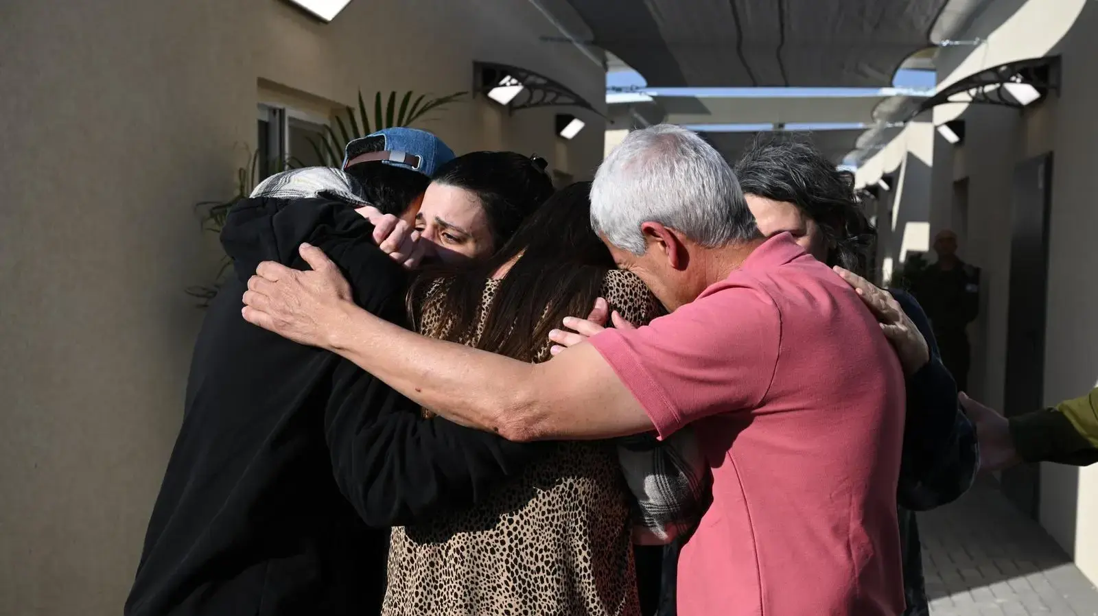 ארבל יהוד במפגש המרגש עם משפחתה בנקודת הקליטה הראשונית בישראל ארבל יהוד במפגש המרגש עם משפחתה בנקודת הקליטה הראשונית בישראל