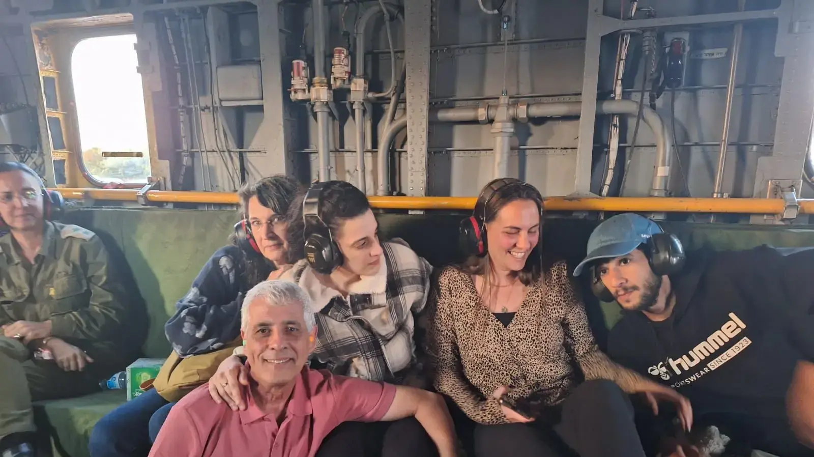 ארבל יהוד ומשפחתה במסוק בדרכם למרכז הרפואי שיבא - תל השומר ארבל יהוד ומשפחתה במסוק בדרכם למרכז הרפואי שיבא - תל השומר