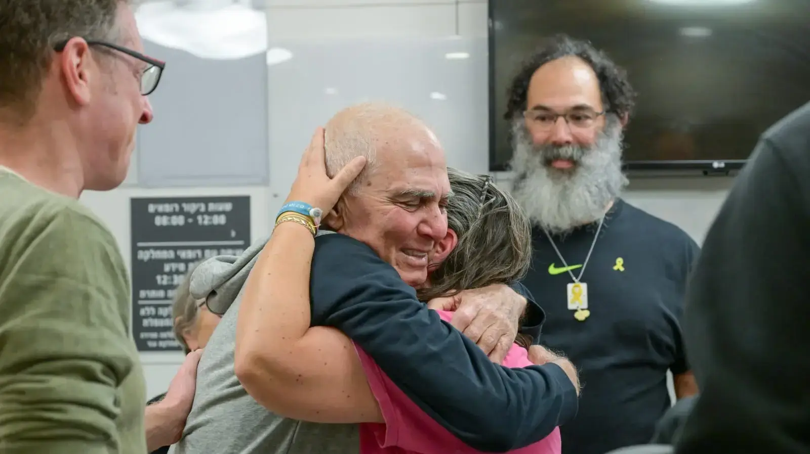 גדי מוזס במפגש עם בני משפחתו בבית החולים איכילוב גדי מוזס במפגש עם בני משפחתו בבית החולים איכילוב