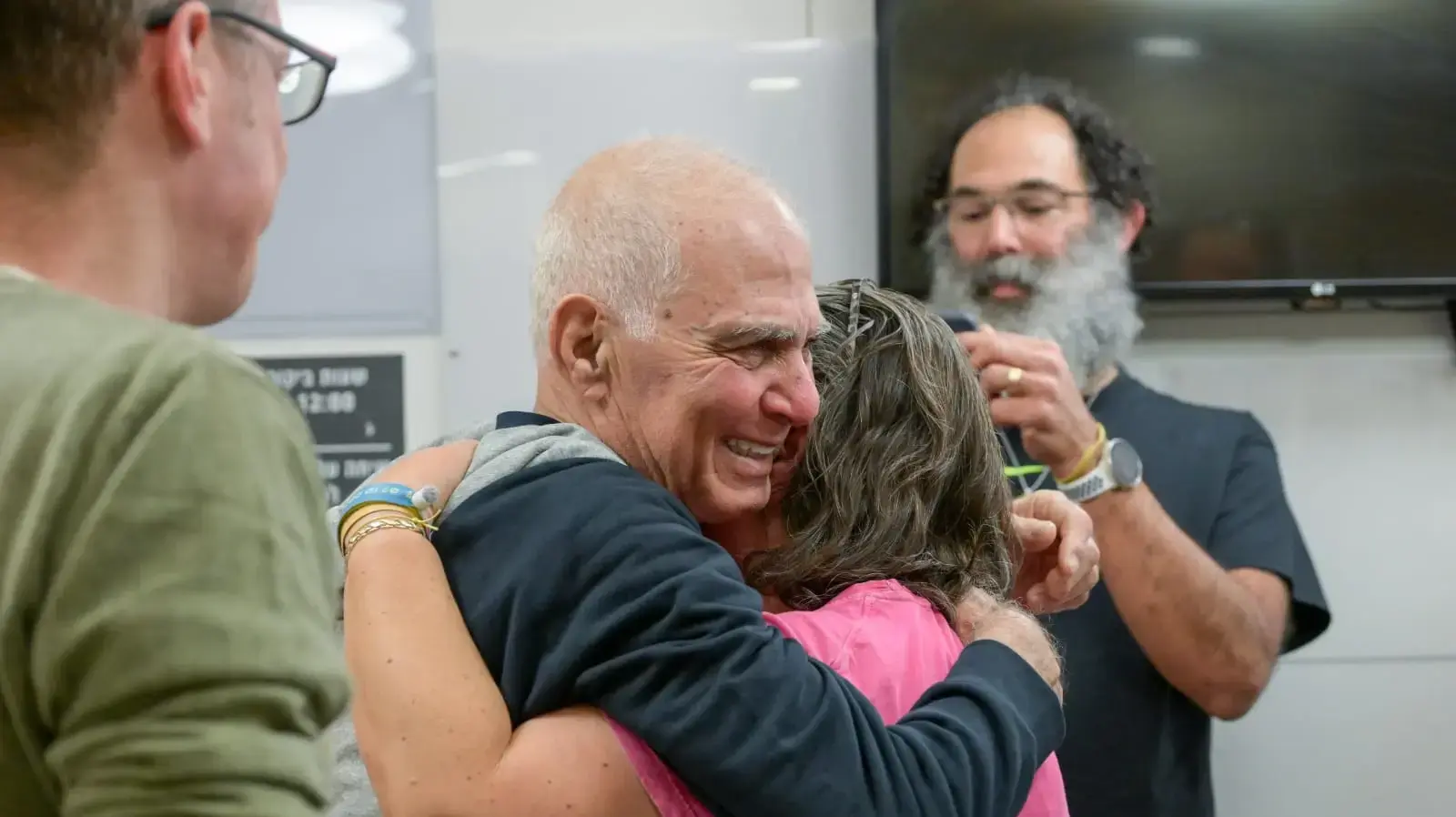 גדי מוזס במפגש עם בני משפחתו בבית החולים איכילוב גדי מוזס במפגש עם בני משפחתו בבית החולים איכילוב
