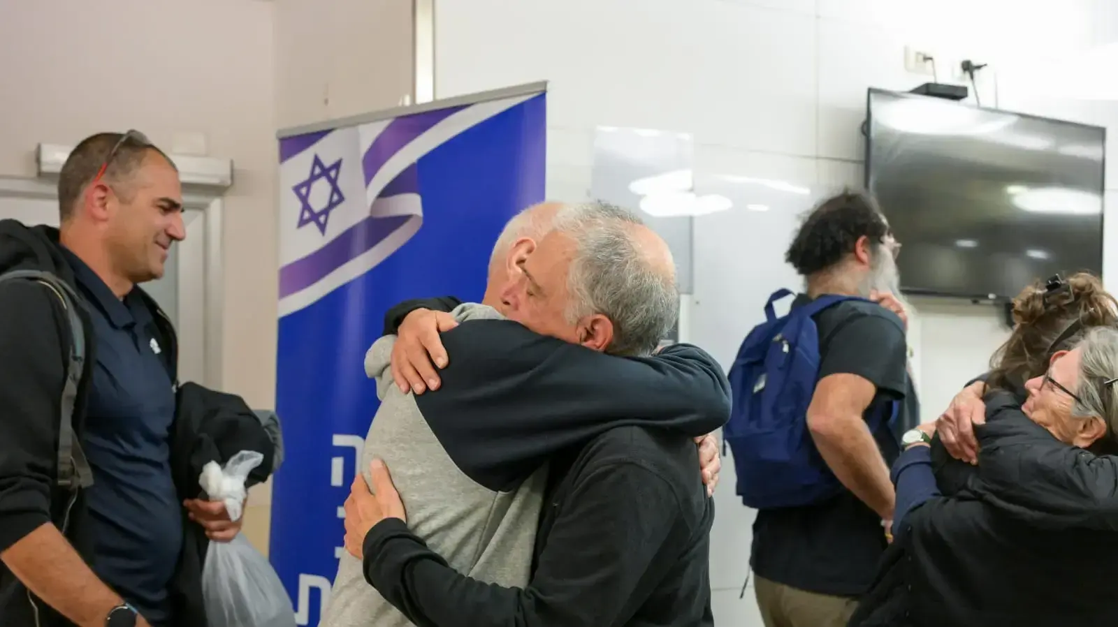 גדי מוזס במפגש עם בני משפחתו בבית החולים איכילוב גדי מוזס במפגש עם בני משפחתו בבית החולים איכילוב