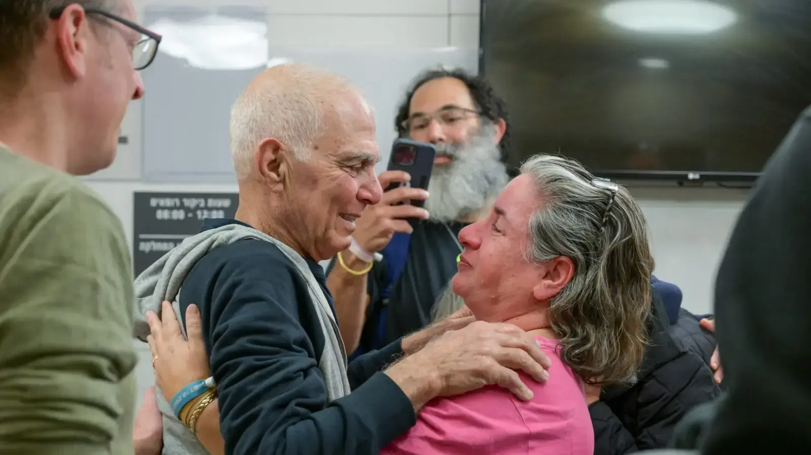 גדי מוזס במפגש עם בני משפחתו בבית החולים איכילוב גדי מוזס במפגש עם בני משפחתו בבית החולים איכילוב