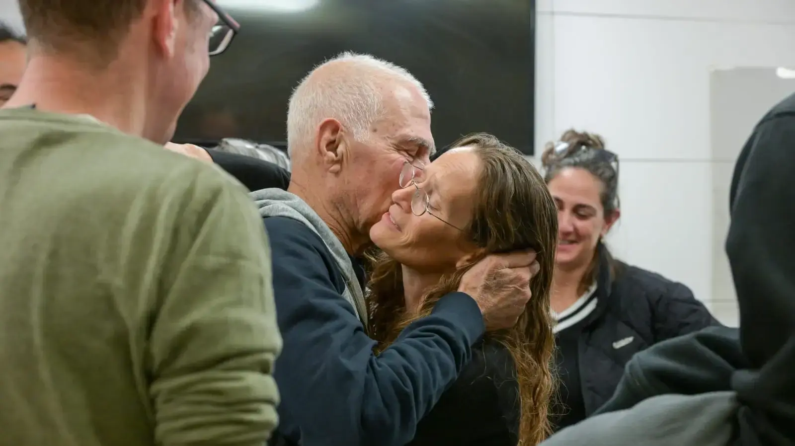 גדי מוזס במפגש עם בני משפחתו בבית החולים איכילוב גדי מוזס במפגש עם בני משפחתו בבית החולים איכילוב