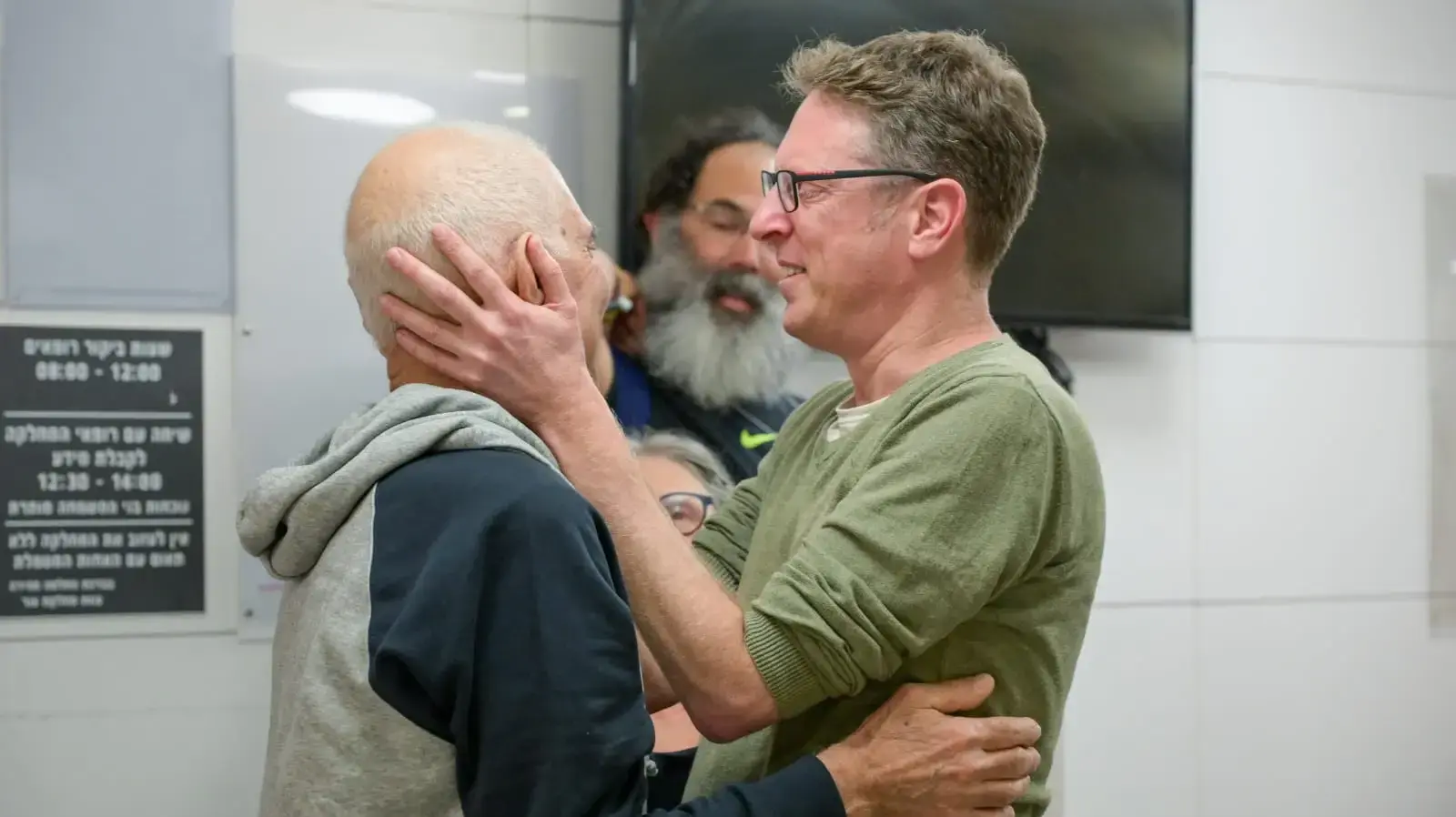 גדי מוזס במפגש עם בני משפחתו בבית החולים איכילוב גדי מוזס במפגש עם בני משפחתו בבית החולים איכילוב