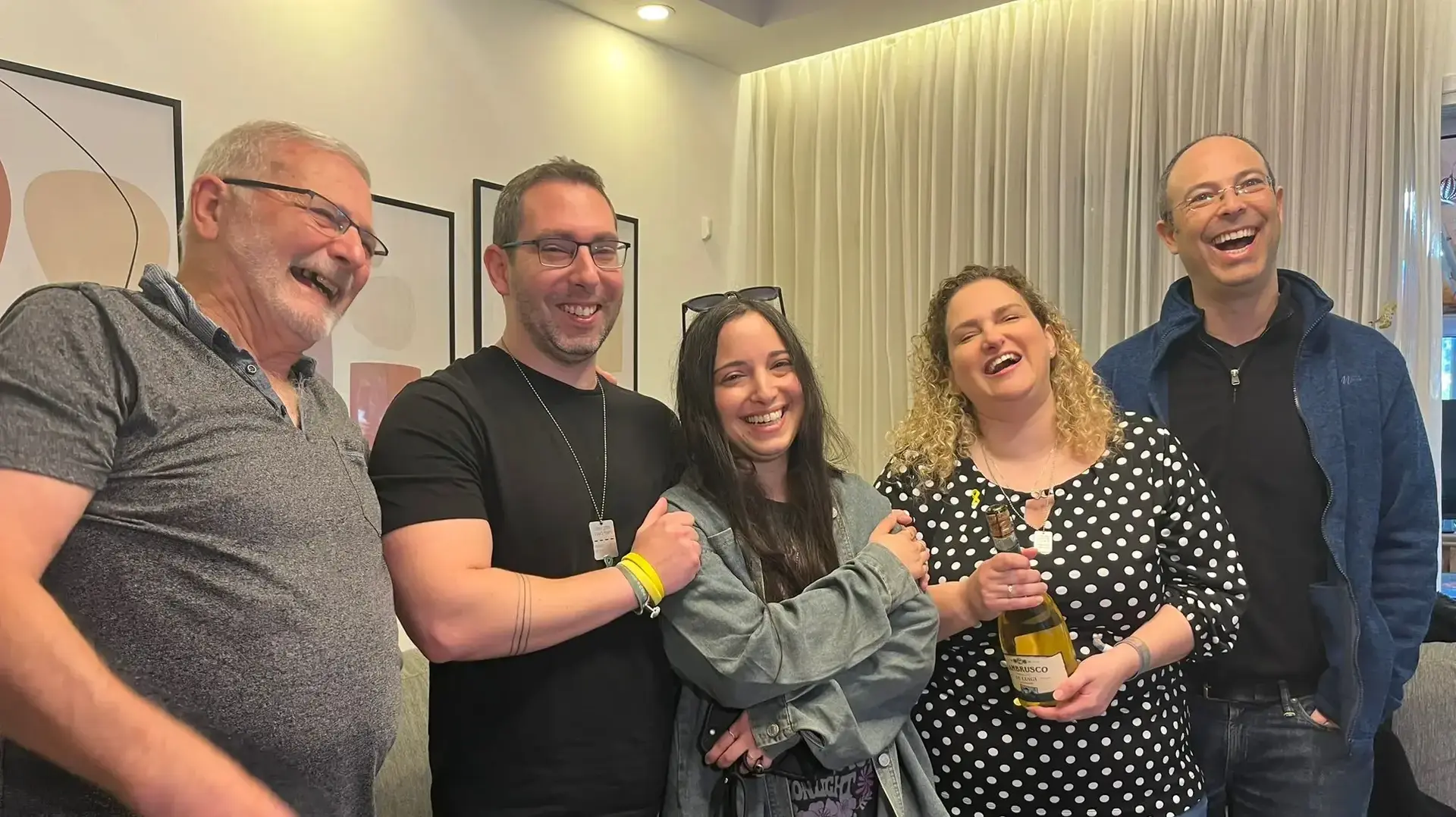 משפחת קלדרון מתרגשים לראות את עופר קלדרון חוזר הביתה משפחת קלדרון מתרגשים לראות את עופר קלדרון חוזר הביתה