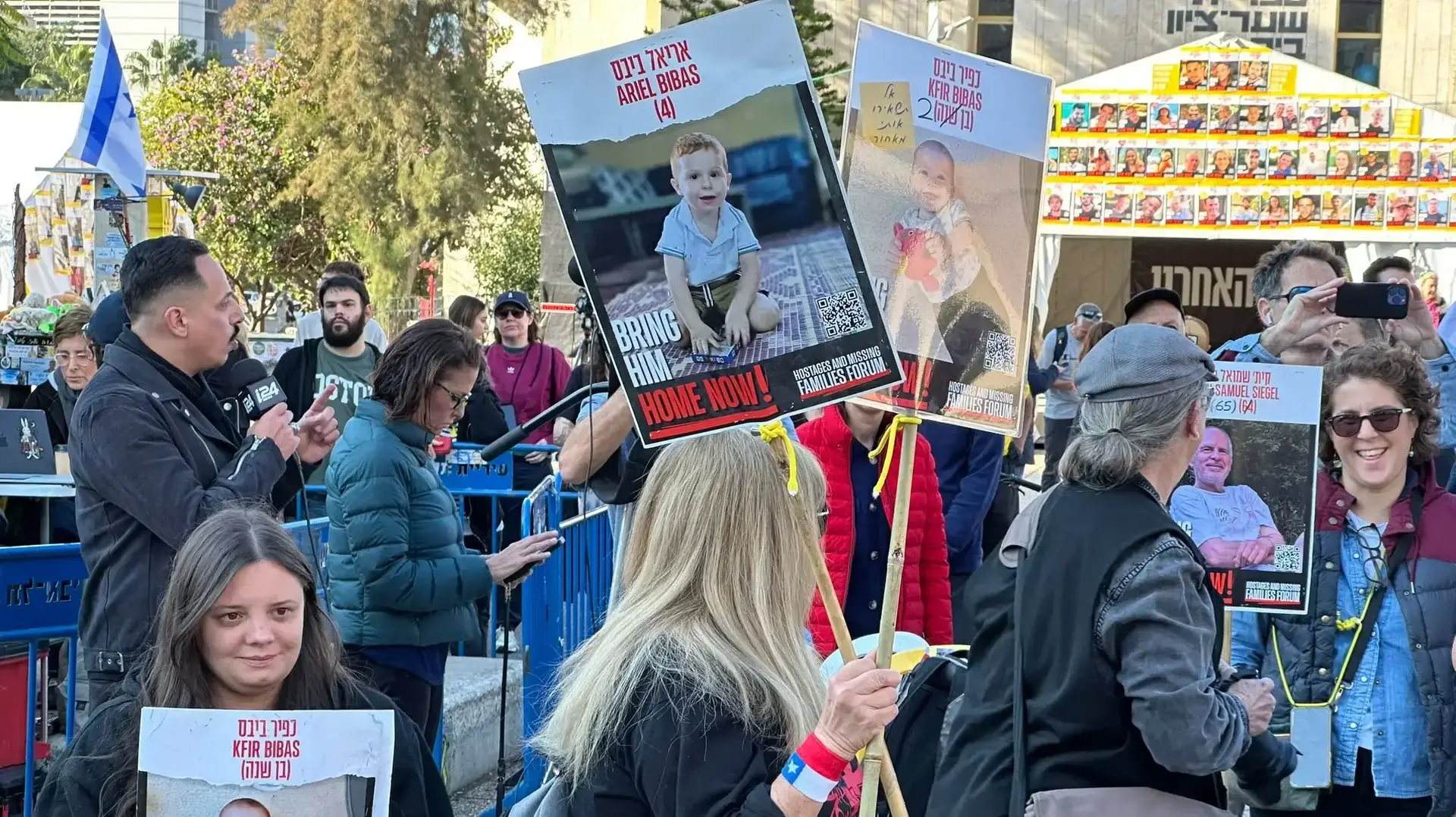 כמאה בני אדם הגיעו לכיכר החטופים בתל אביב, שם הם צופים בשחרור החטופים. כמאה בני אדם הגיעו לכיכר החטופים בתל אביב, שם הם צופים בשחרור החטופים.