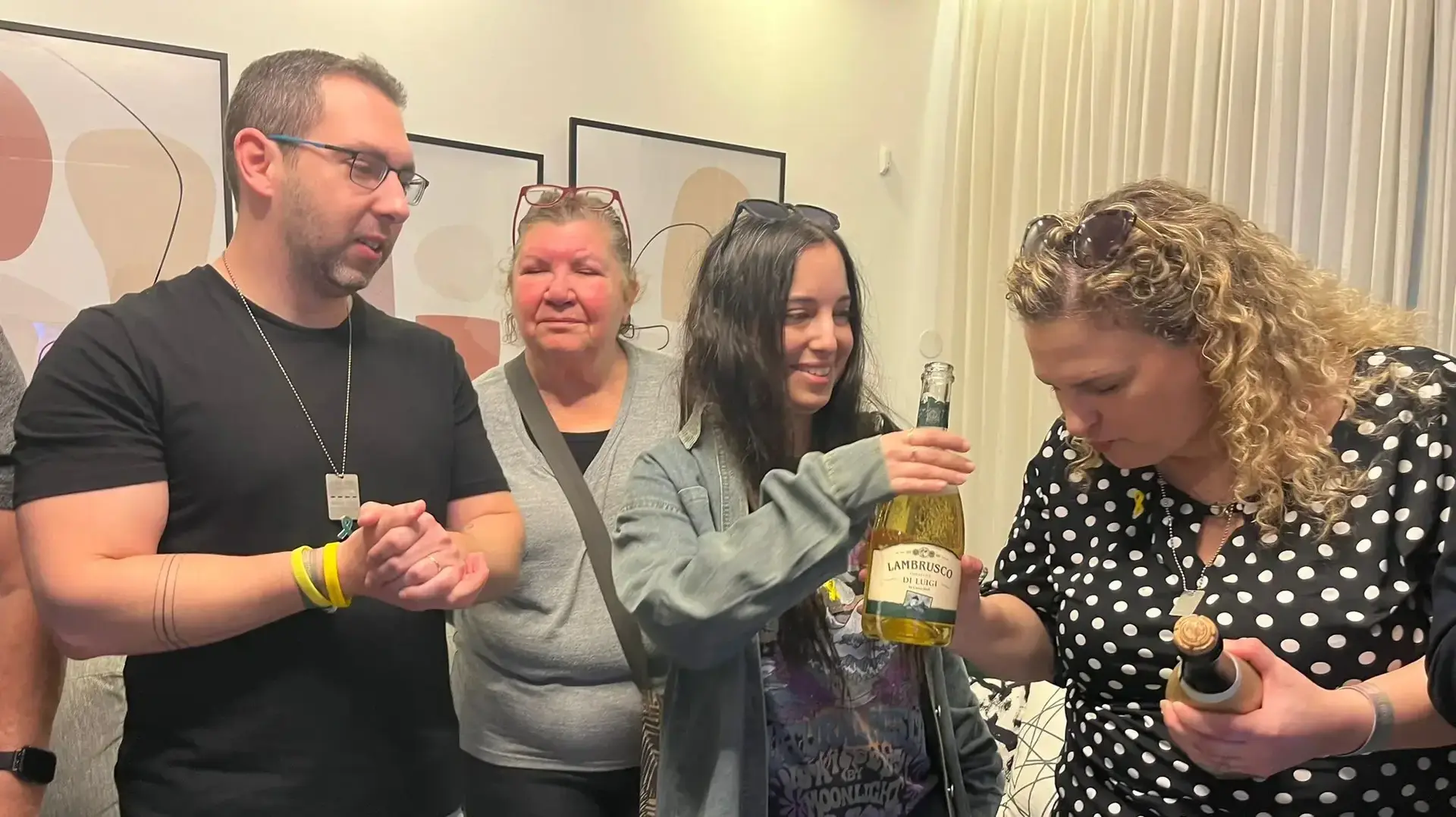 בני משפחתו של עופר קלדרון חוגגים לאחר שצפו ברגעי שחרורו משבי חמאס, 1 בפברואר 2025 בני משפחתו של עופר קלדרון חוגגים לאחר שצפו ברגעי שחרורו משבי חמאס, 1 בפברואר 2025