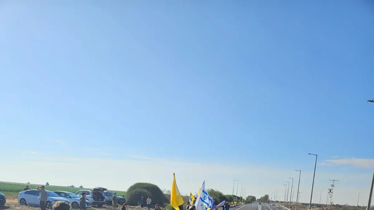 קבלת הפנים של תושבי אשכול לירדן ביבס, קית' סיגל ועופר קלדרון מול מחנה רעים, 1 בפבקואר 2025 קבלת הפנים של תושבי אשכול לירדן ביבס, קית' סיגל ועופר קלדרון מול מחנה רעים, 1 בפבקואר 2025