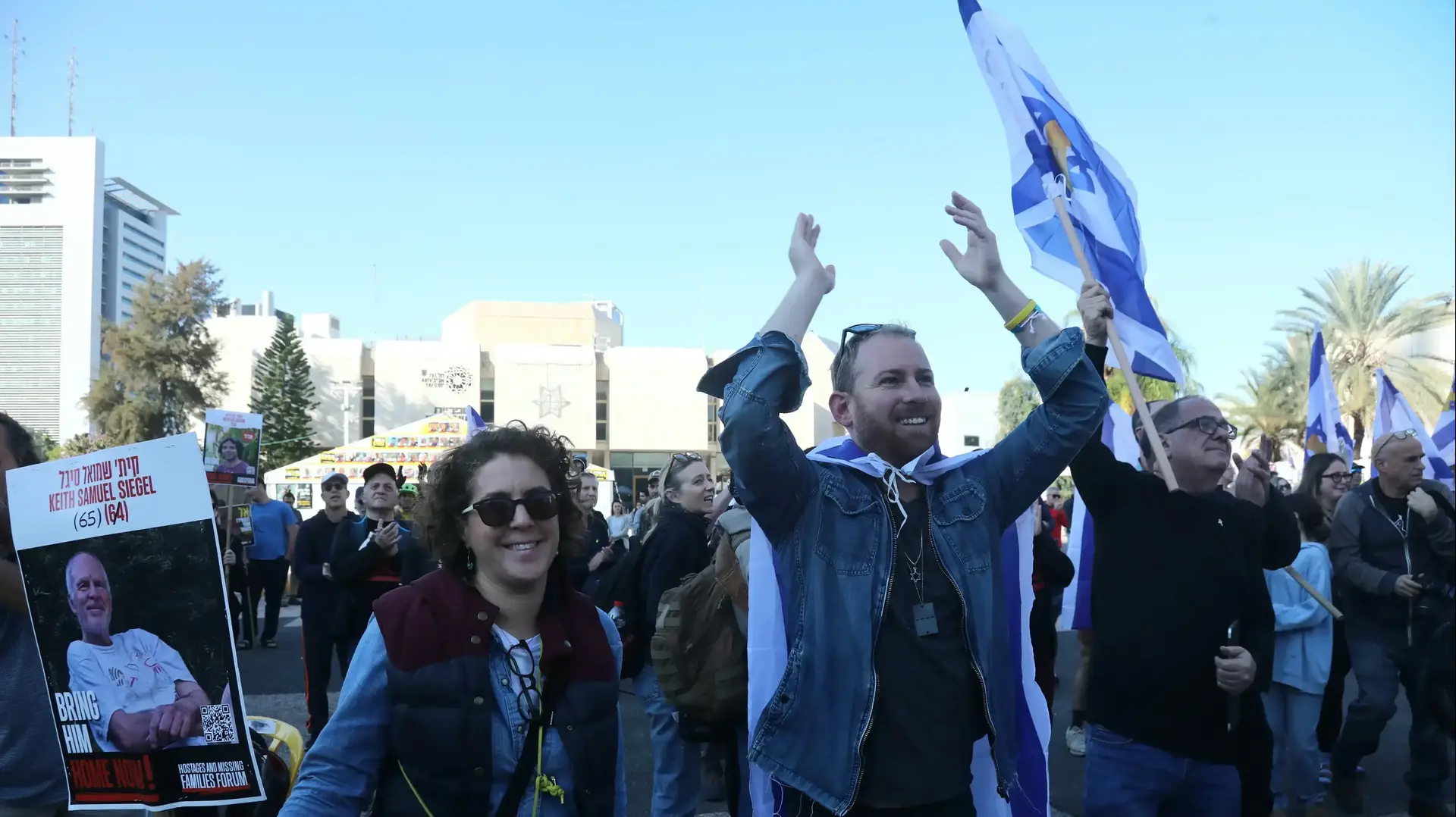 בכיכר החטופים מתרגשים לחזרתם של ירדן ביבס ועופר קלדרון. 1 בפברואר 2025 בכיכר החטופים מתרגשים לחזרתם של ירדן ביבס ועופר קלדרון. 1 בפברואר 2025