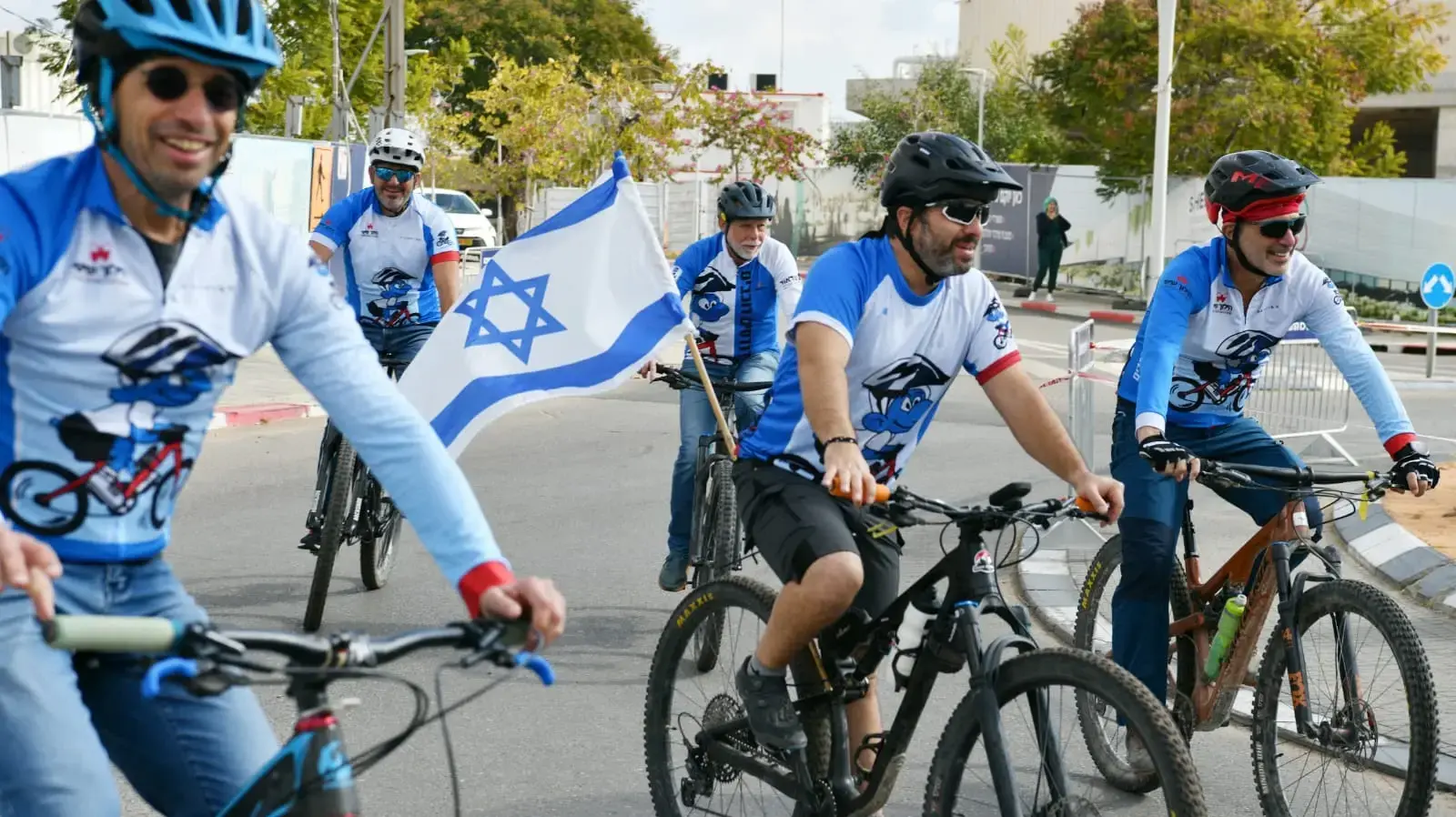 חבריו של עופר קלדרון מחכים לו בבית החולים שיבא 1 בפברואר 2025 חבריו של עופר קלדרון מחכים לו בבית החולים שיבא 1 בפברואר 2025