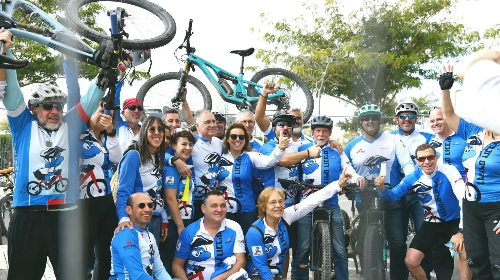 חבריו של עופר קלדרון מחכים לו בבית החולים שיבא 1 בפברואר 2025 חבריו של עופר קלדרון מחכים לו בבית החולים שיבא 1 בפברואר 2025