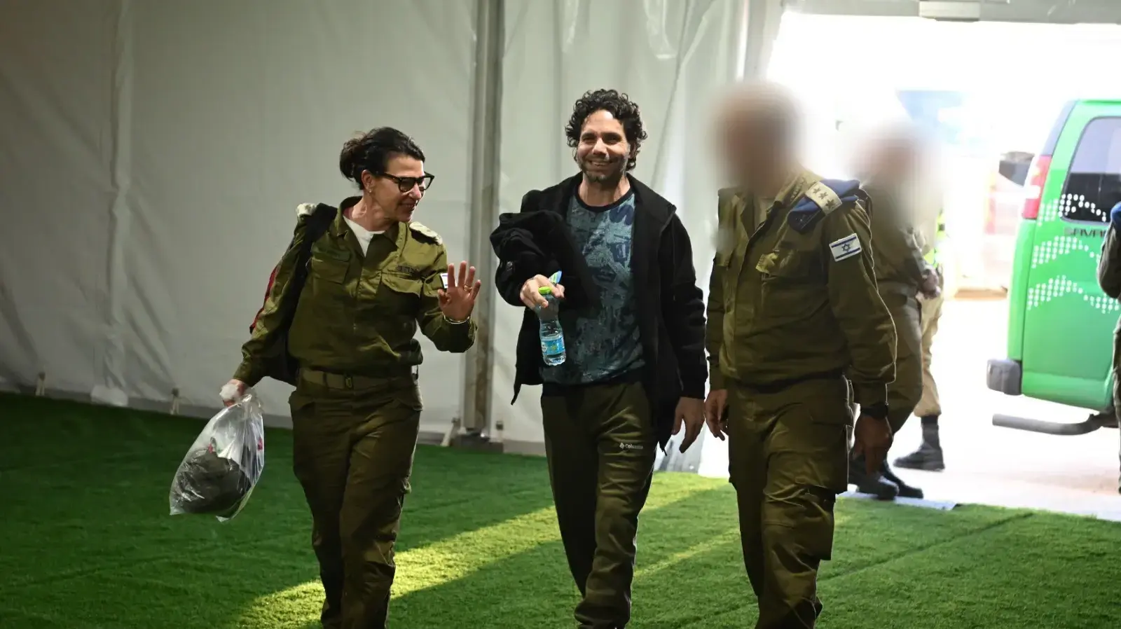 עופר קלדרון עם הגעתו לנקודת הקליטה הראשונית בישראל. 1 בפברואר 2025 עופר קלדרון עם הגעתו לנקודת הקליטה הראשונית בישראל. 1 בפברואר 2025