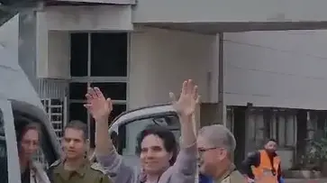 בנכיסה לבית החולים שיבא
עופר קלדרון מתאחד עם החברים בנכיסה לבית החולים שיבא
עופר קלדרון מתאחד עם החברים