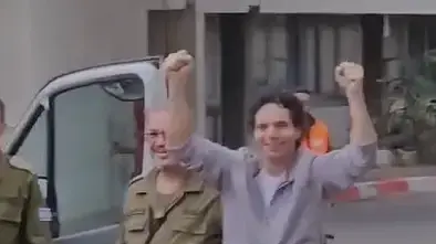 בנכיסה לבית החולים שיבא
עופר קלדרון מתאחד עם החברים בנכיסה לבית החולים שיבא
עופר קלדרון מתאחד עם החברים