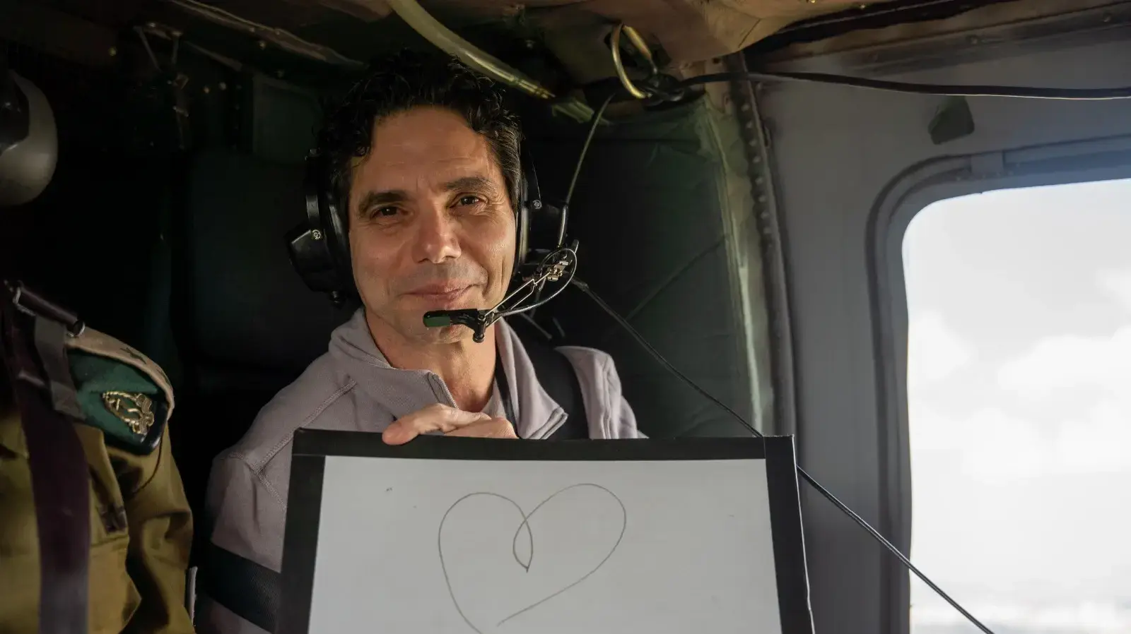 עופר קלדרון במטוס בדרך לבית החולים שיבא, 1 בפברואר 2025