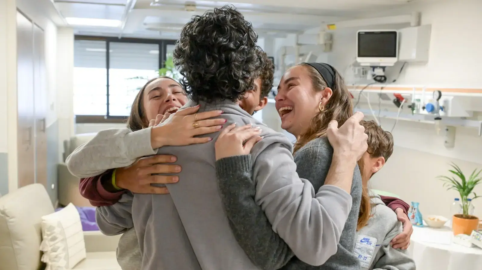עופר קלדרון מתאחד עם משפחתו עופר קלדרון מתאחד עם משפחתו