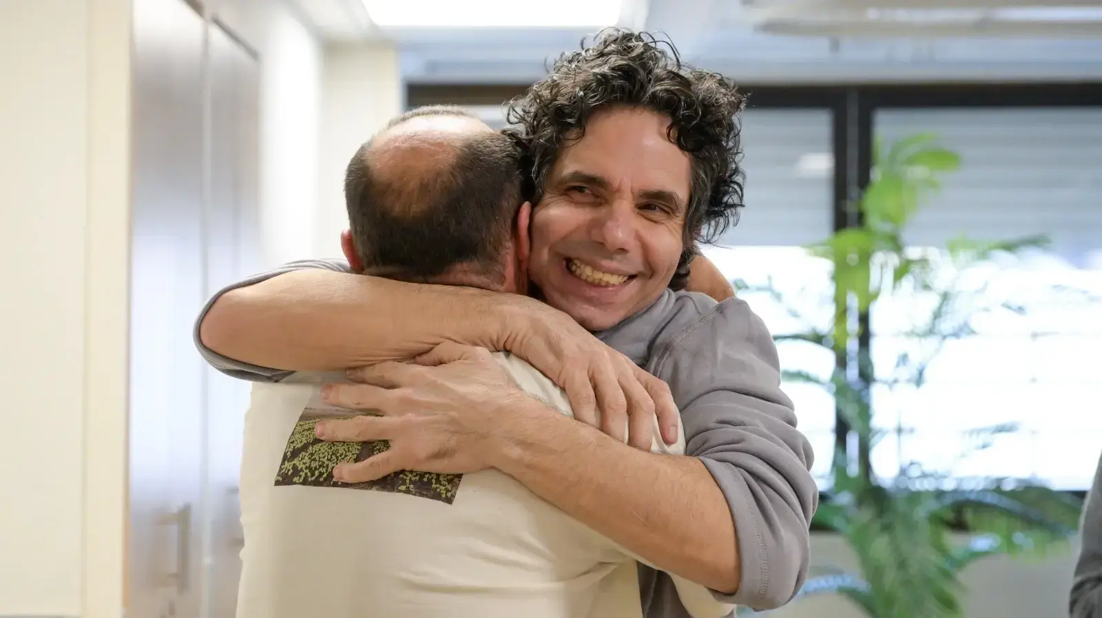 עופר קלדרון מתאחד עם משפחתו עופר קלדרון מתאחד עם משפחתו