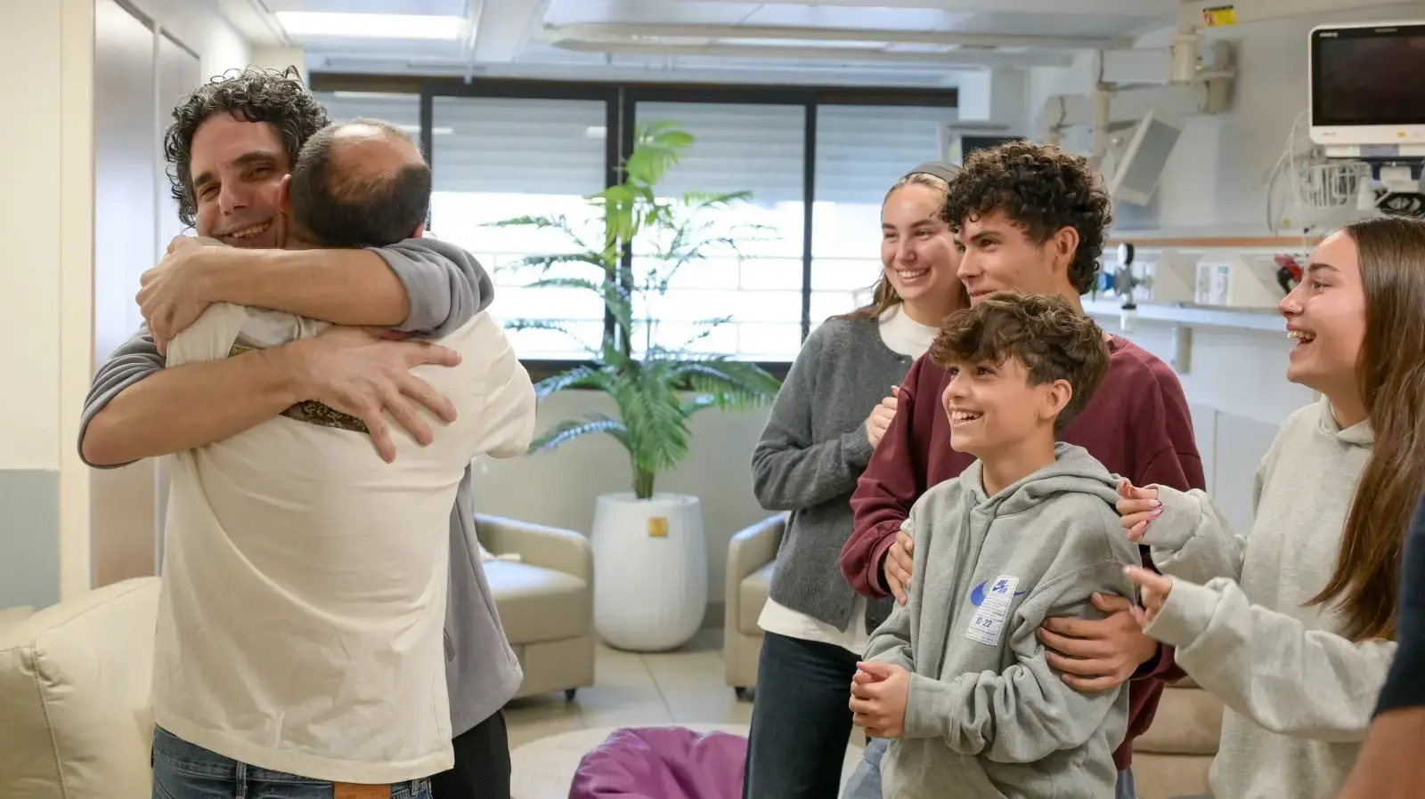 עופר קלדרון מתאחד עם משפחתו עופר קלדרון מתאחד עם משפחתו