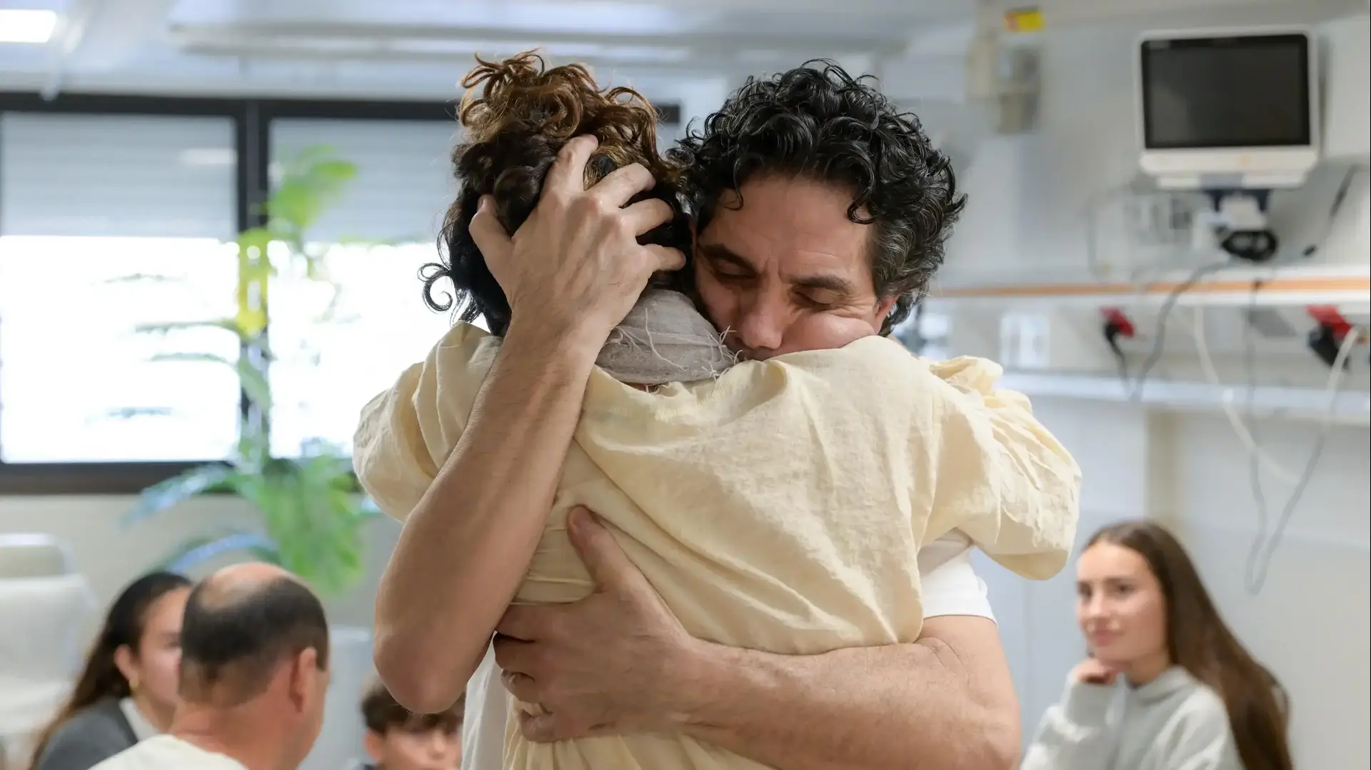 עופר קלדרון בפגישה מרגשת עם בת זוגו, אלה גולן, בבית החולים שיבא.1 בפברואר 2025 עופר קלדרון בפגישה מרגשת עם בת זוגו, אלה גולן, בבית החולים שיבא.1 בפברואר 2025