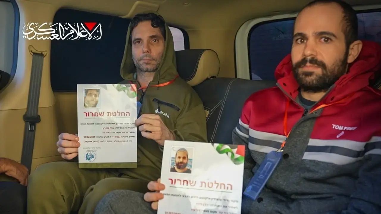 הזרוע הצבאית של חמאס מפרסמת תמונות מהשחרור של ירדן ביבס ועופר קלדרון. 1 בפברואר 2025 הזרוע הצבאית של חמאס מפרסמת תמונות מהשחרור של ירדן ביבס ועופר קלדרון. 1 בפברואר 2025