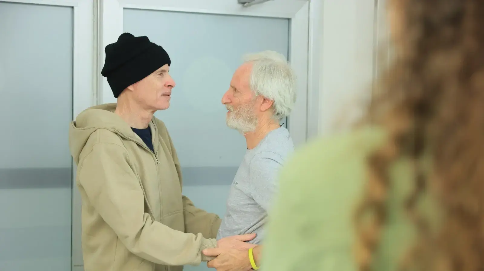 קית' סיגל מלווה באשתו אביבה במפגש ראשון ומרגש עם בנותיו: אילן, גל ושיר; ואחיו לי, בבית החולים איכילוב. קית' סיגל מלווה באשתו אביבה במפגש ראשון ומרגש עם בנותיו: אילן, גל ושיר; ואחיו לי, בבית החולים איכילוב.