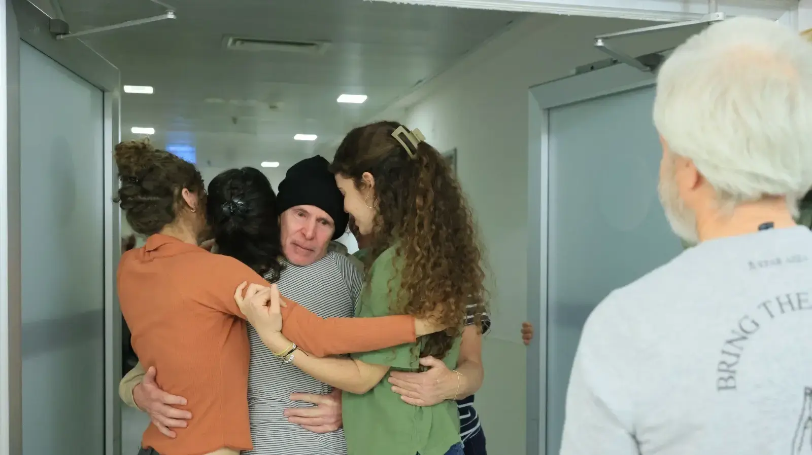 קית' סיגל מלווה באשתו אביבה במפגש ראשון ומרגש עם בנותיו: אילן, גל ושיר; ואחיו לי, בבית החולים איכילוב. קית' סיגל מלווה באשתו אביבה במפגש ראשון ומרגש עם בנותיו: אילן, גל ושיר; ואחיו לי, בבית החולים איכילוב.