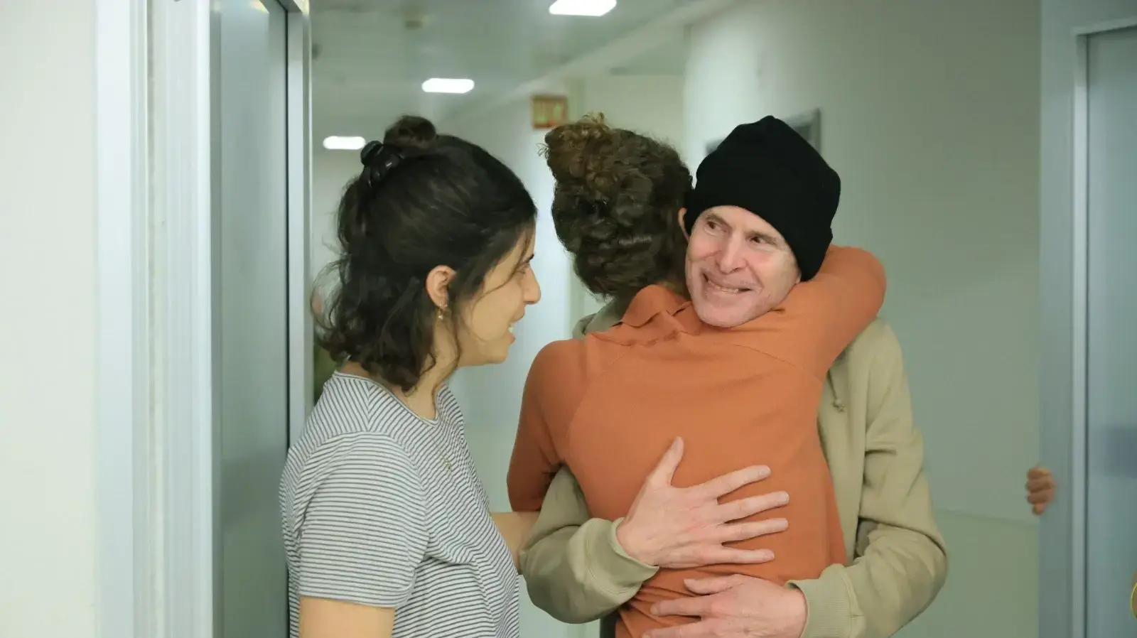 קית' סיגל מלווה באשתו אביבה במפגש ראשון ומרגש עם בנותיו: אילן, גל ושיר; ואחיו לי, בבית החולים איכילוב. קית' סיגל מלווה באשתו אביבה במפגש ראשון ומרגש עם בנותיו: אילן, גל ושיר; ואחיו לי, בבית החולים איכילוב.