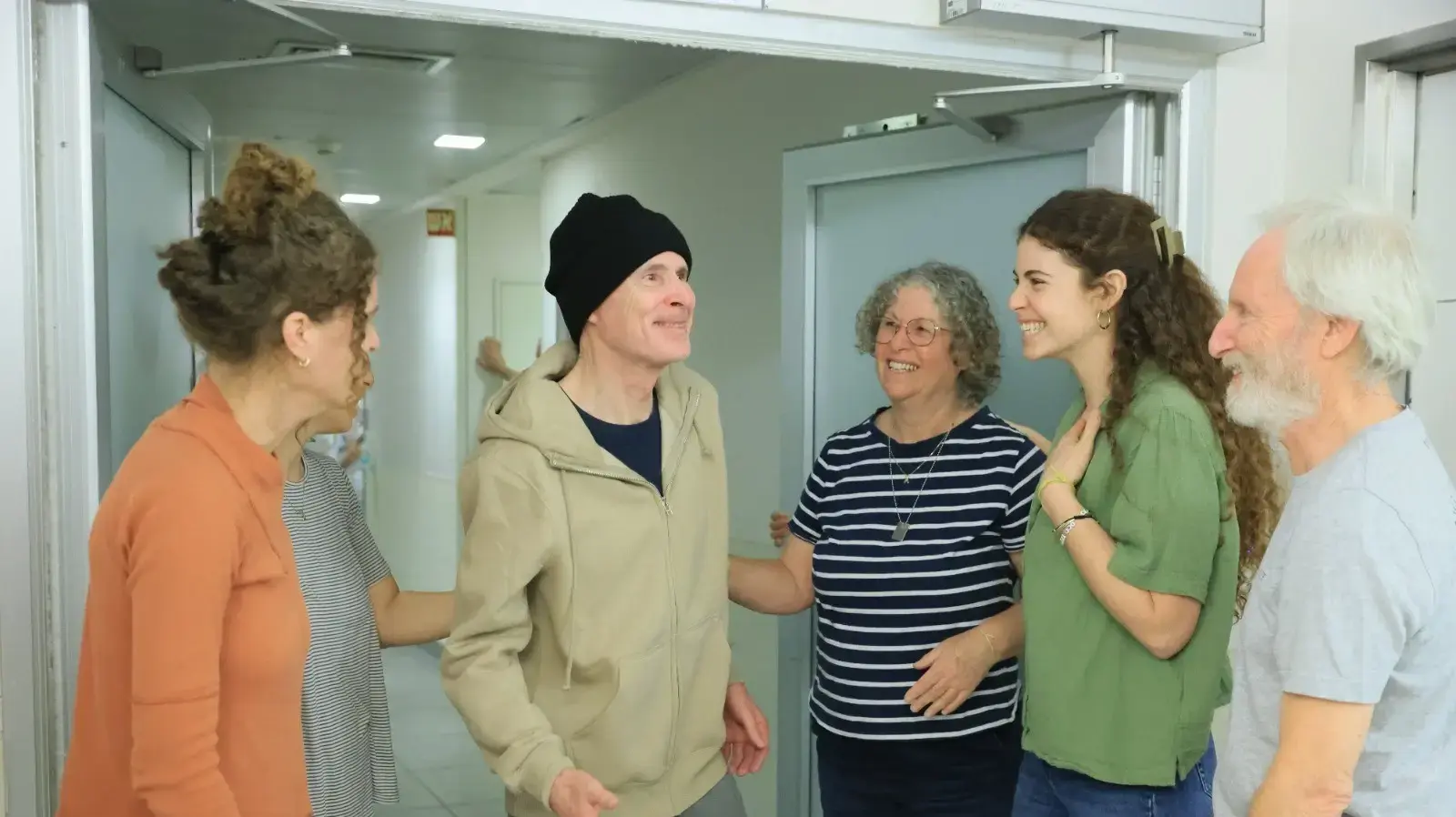 קית' סיגל מלווה באשתו אביבה במפגש ראשון ומרגש עם בנותיו: אילן, גל ושיר; ואחיו לי, בבית החולים איכילוב. קית' סיגל מלווה באשתו אביבה במפגש ראשון ומרגש עם בנותיו: אילן, גל ושיר; ואחיו לי, בבית החולים איכילוב.