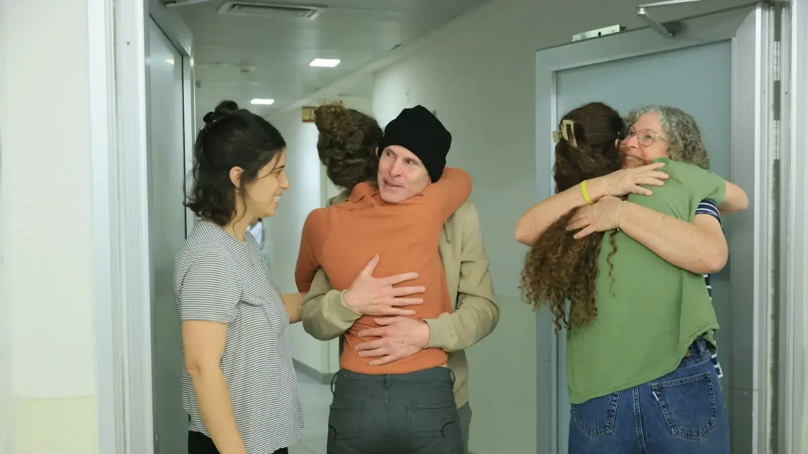 קית' סיגל מלווה באשתו אביבה במפגש ראשון ומרגש עם בנותיו: אילן, גל ושיר; ואחיו לי, בבית החולים איכילוב. קית' סיגל מלווה באשתו אביבה במפגש ראשון ומרגש עם בנותיו: אילן, גל ושיר; ואחיו לי, בבית החולים איכילוב.