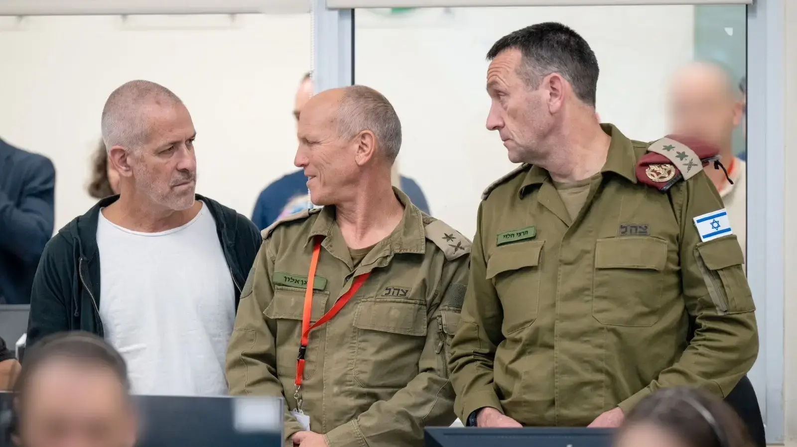 הרמטכ״ל, רב-אלוף הרצי הלוי, עם ר׳ השב״כ, רונן בר, ראש המוסד, דדי ברנע וראש מפקדת השבויים והנעדרים, אלוף (מיל׳) ניצן אלון, בהערכת מצב במהלך חזרתם של שלושת החטופים מעזה, חמ״ל השבויים והנעדרים , 1 בפבואר 2025