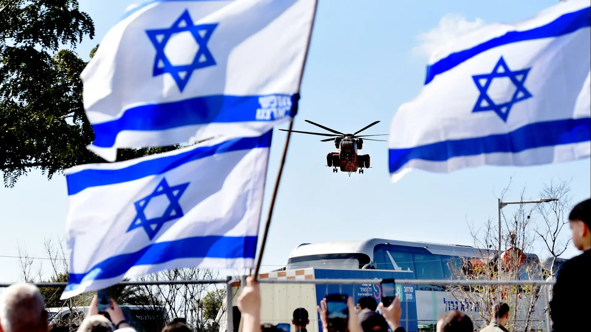 חזרת החטופים ירדן ביבס ועופר קלדרון, בית חולים שיבא תל השומר, 1 בפבואר 2025 חזרת החטופים ירדן ביבס ועופר קלדרון, בית חולים שיבא תל השומר, 1 בפבואר 2025