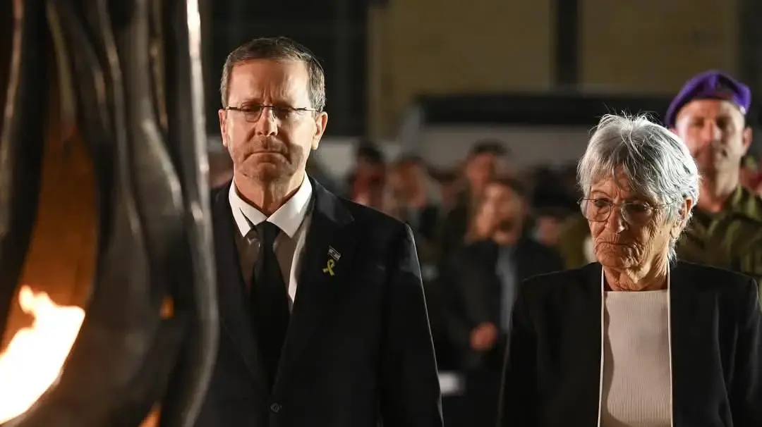 שרה וספי ויצחק הרצוג בטקס יום הזיכרון 2024