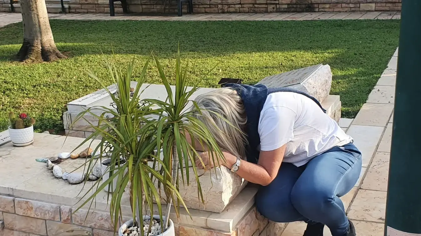 תמי איטח ליד הקבר של ביתה עמית בבית העלמין הצבאי בחדרה תמי איטח ליד הקבר של ביתה עמית בבית העלמין הצבאי בחדרה