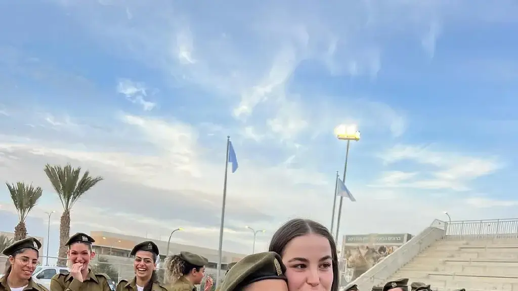 אגם ברגר מעניקה סרט בסיום קורס לאחותה. 3 בפברואר 2025 אגם ברגר מעניקה סרט בסיום קורס לאחותה. 3 בפברואר 2025